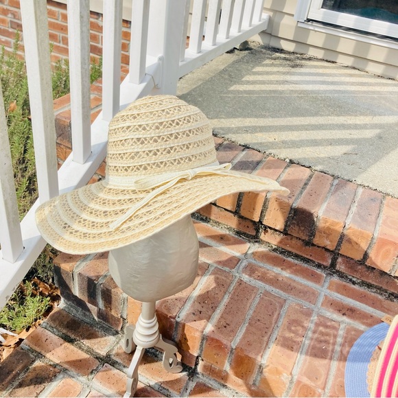 NWOT BEVER WORN GORGEOUS CREAM WIDE BRIM SUMMER SUN HAT - Picture 3 of 5